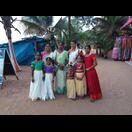 Die weiblichen Mitglieder der Familie unserer Vermieterin, fertig für das Tempelfestival